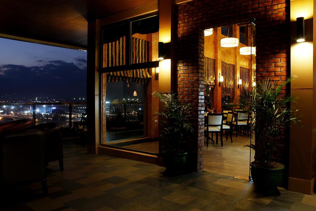 Central Park Tower Resort Анхелес Екстериор снимка