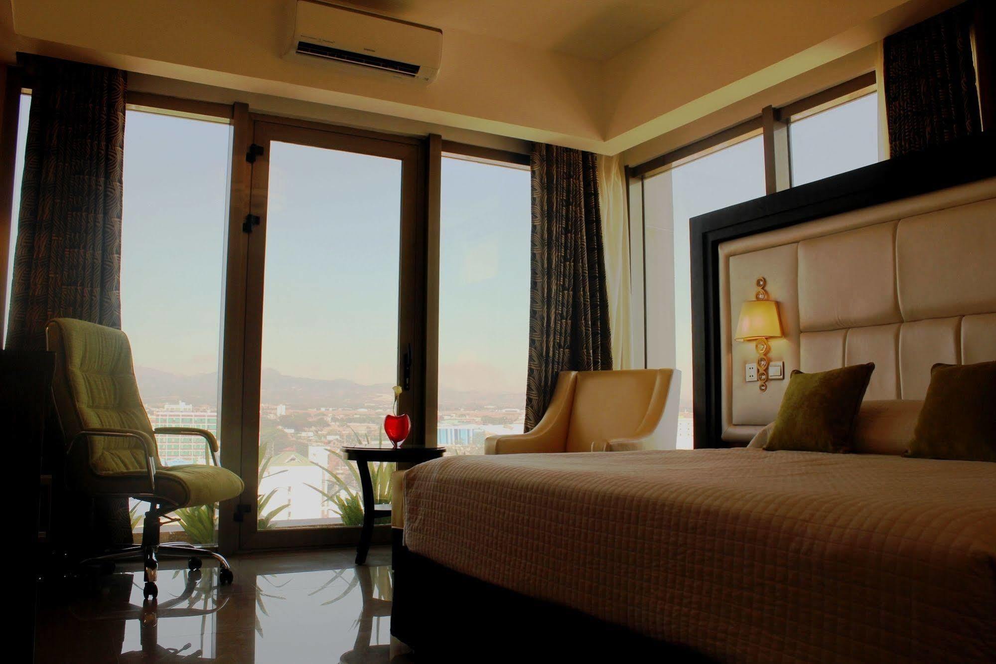 Central Park Tower Resort Анхелес Екстериор снимка